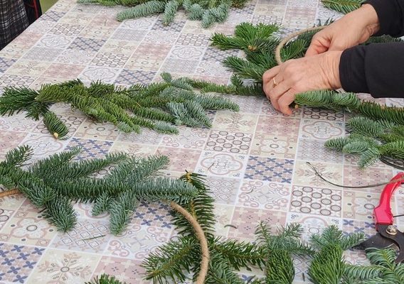 Taller de coronas navideñas